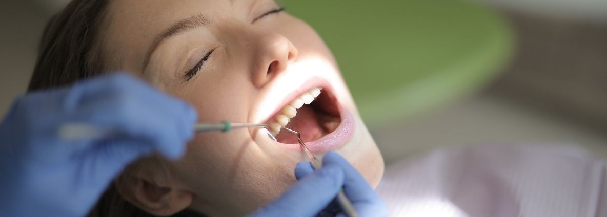 Profesional revisando empastes de amalgama en Madrid