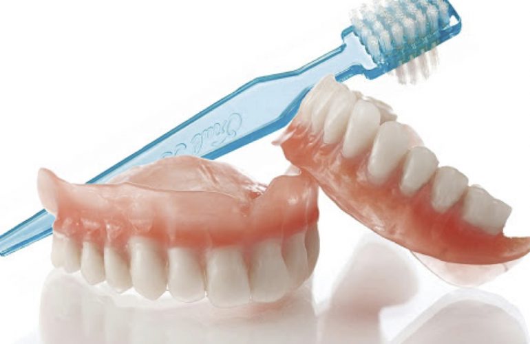 imagen de limpiar una prótesis dental extraíble salud natural one