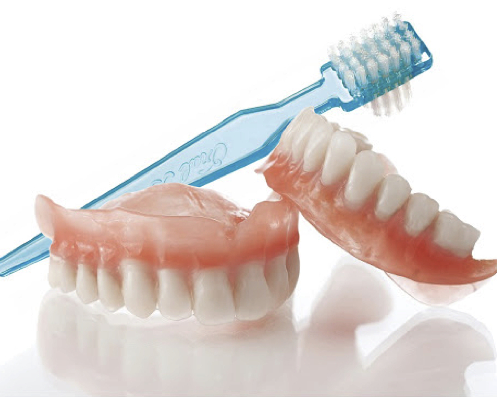 Consejos para limpiar una prótesis dental extraible