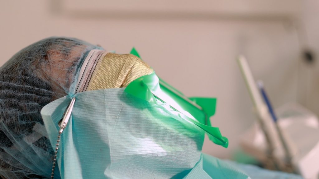 Paciente con mascarilla de oro para la retira de amalgamas en Madrid