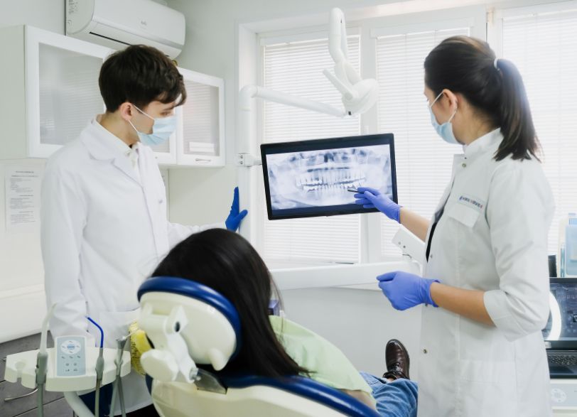 dentista comentando los beneficios de la odontología biológica