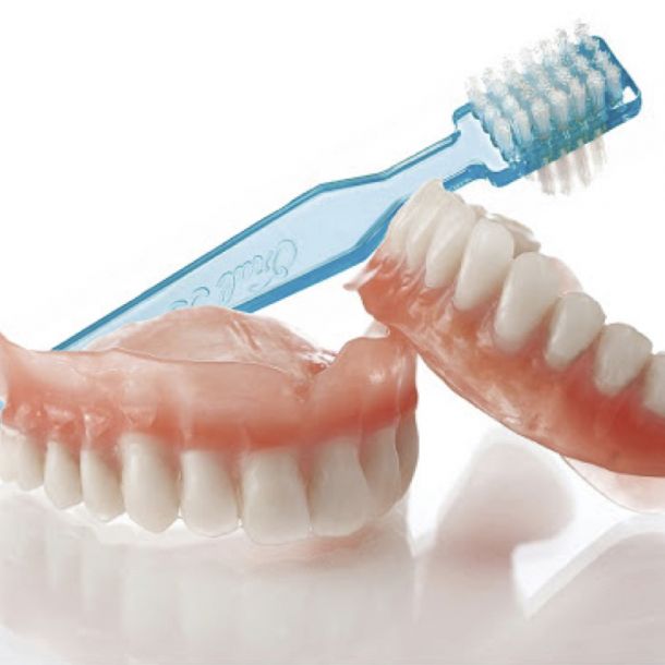 ¿Cómo limpiar una prótesis dental extraíble?