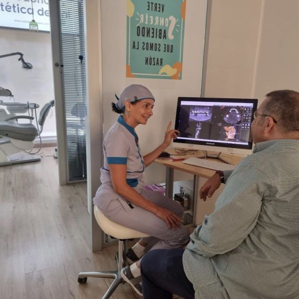 Katia Ruiz y paciente para tratamiento de odontología biológica