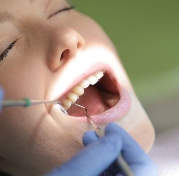 La contaminación del cepillo dental con bacterias fecales puede afectar tu salud. 44